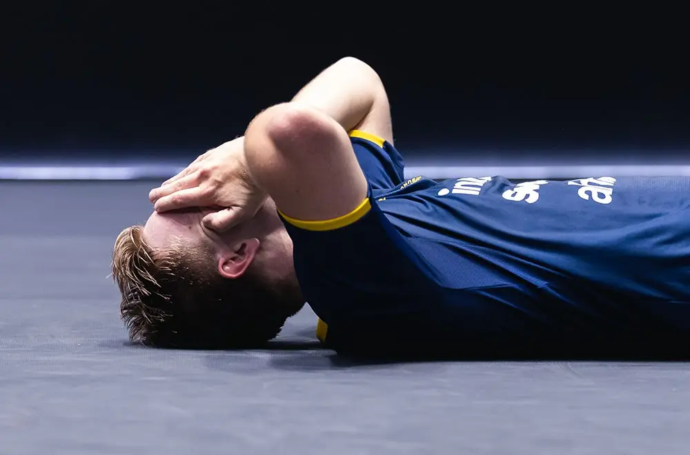 得明显, 发出巨大的